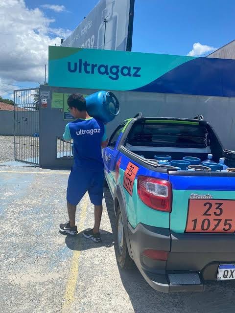 Equipe preparando um botijão para entrega