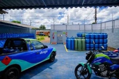 Depósito com botijões e veículos de entrega